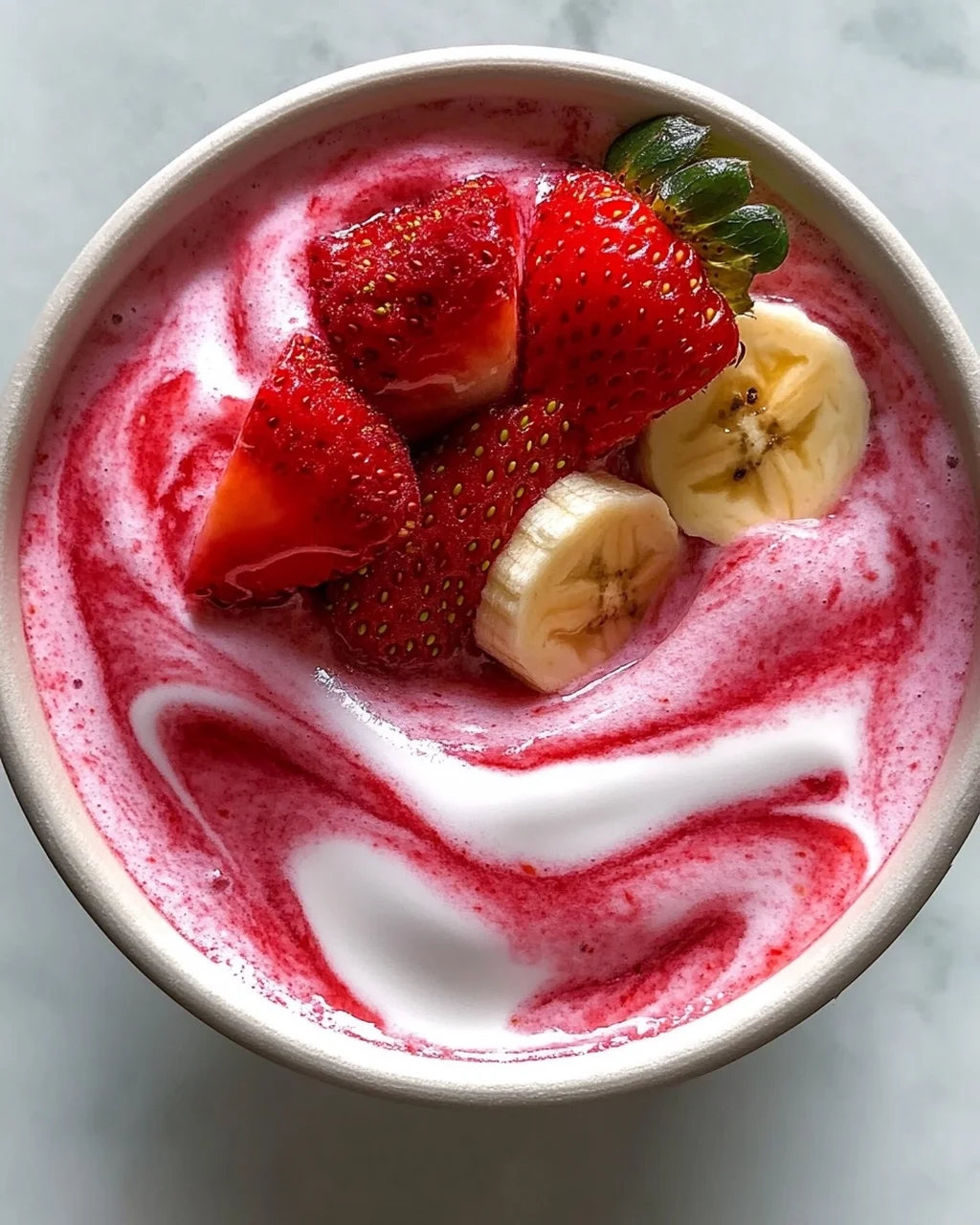 Erdbeer Swirl Smoothie Bowl: Das ultimative Sommer-Rezept