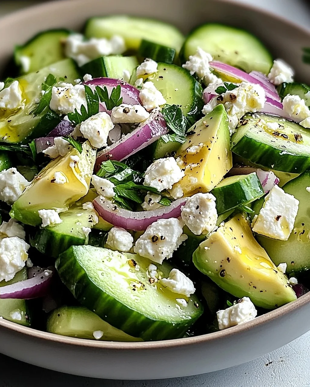 Gurken-Avocado-Salat mit Feta