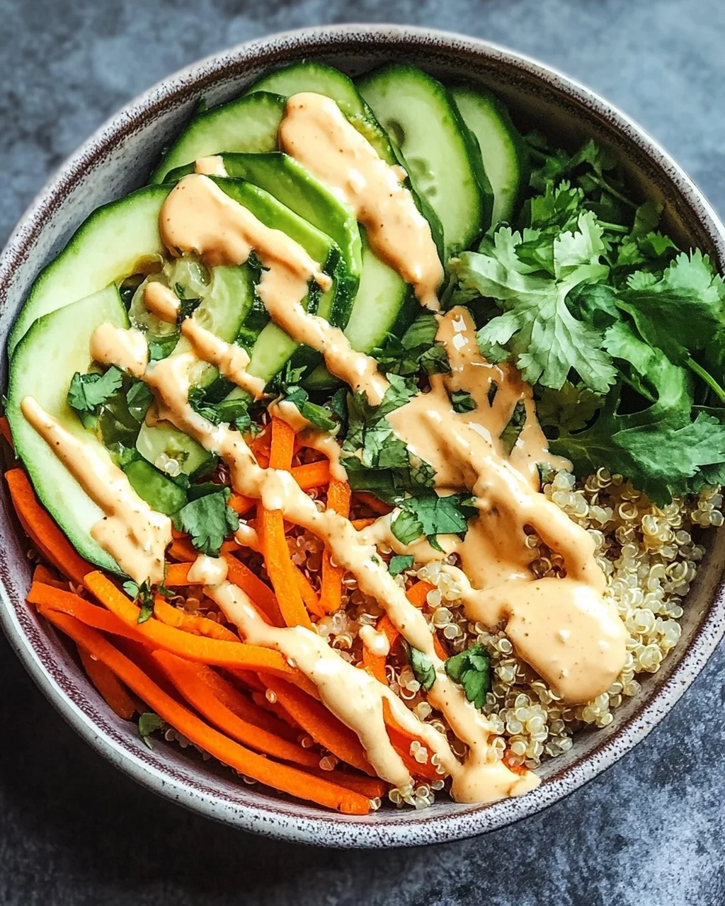 Quinoa-Gemüse-Bowl mit Tahini-Dressing