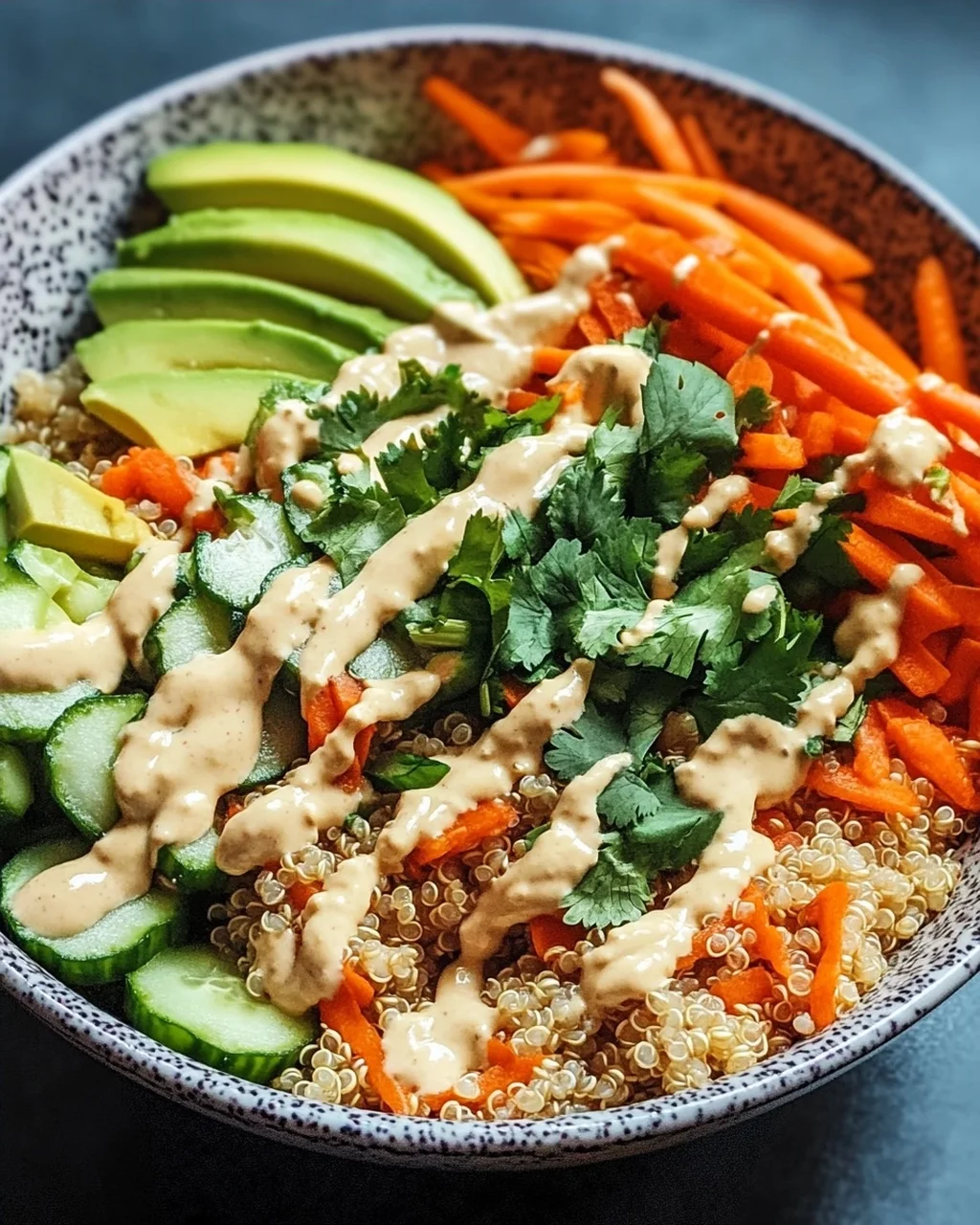 Quinoa-Gemüse-Bowl mit Tahini-Dressing
